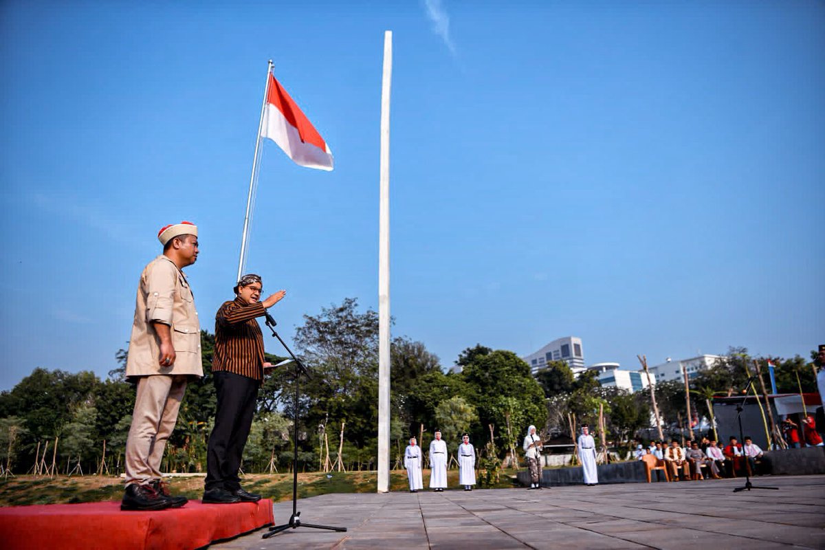 aniesbaswedan's tweet image. 17-an bukan sekadar upacara oleh negara yang ditonton oleh rakyat, tapi perayaan oleh seluruh rakyat.

Kami di Lebak Bulus juga ikut merayakan kemerdekaan ini. Kemerdekaan itu seperti apa yang dikatakan Bung Karno, yaitu jembatan emas untuk menuju masyarakat yang adil dan makmur.…