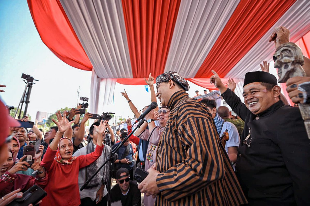 aniesbaswedan's tweet image. 17-an bukan sekadar upacara oleh negara yang ditonton oleh rakyat, tapi perayaan oleh seluruh rakyat.

Kami di Lebak Bulus juga ikut merayakan kemerdekaan ini. Kemerdekaan itu seperti apa yang dikatakan Bung Karno, yaitu jembatan emas untuk menuju masyarakat yang adil dan makmur.…