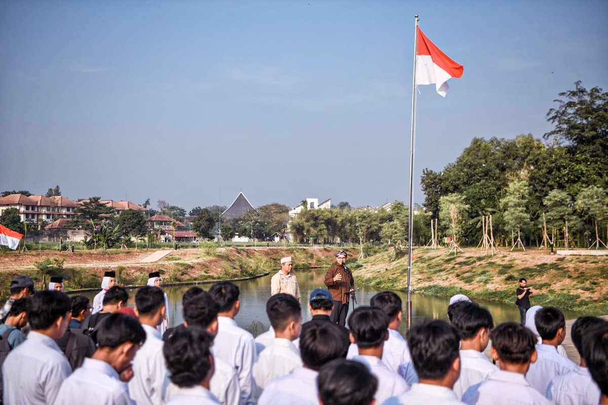 aniesbaswedan's tweet image. 17-an bukan sekadar upacara oleh negara yang ditonton oleh rakyat, tapi perayaan oleh seluruh rakyat.

Kami di Lebak Bulus juga ikut merayakan kemerdekaan ini. Kemerdekaan itu seperti apa yang dikatakan Bung Karno, yaitu jembatan emas untuk menuju masyarakat yang adil dan makmur.…
