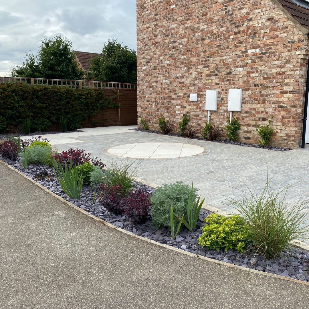 My_GardenDesign's tweet photo. Driveway design and planting plan brought to life by the skilled hands of Gunns and Roses.

This was one of the first projects that My Garden Design worked on, and we had such great feedback that it spurred us on to develop the website and the service even further. https://t.co/63nVK1Pim2