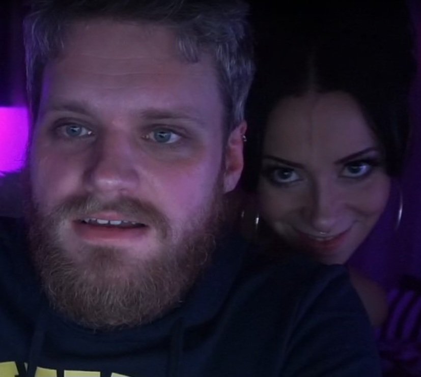 TomLiquidblaze's tweet photo. @DieDooooni Pov: Du willst dir Nachts noch einen Snack aus dem Kühlschrank gönnen und deine Mutter erwischt dich dabei. 🤣🤣 https://t.co/sEPugDtlZM