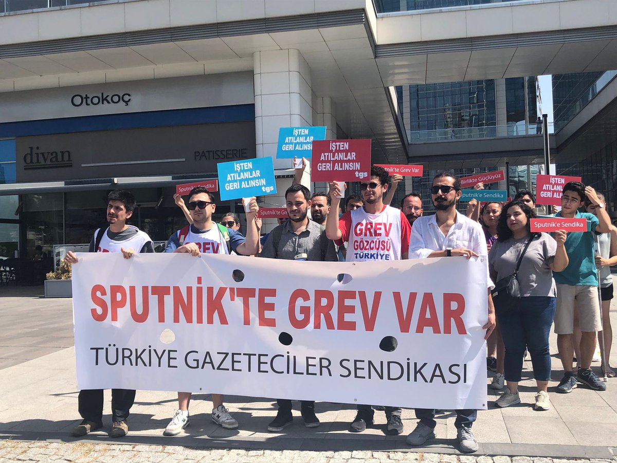 TGS_org_tr's tweet photo. 🚩Grev pankartımızı #Sputnik ofisleri önüne astık. 

Ne istiyoruz?
📍Adil bir ücret,
📍Atılan üyelerimizin işe geri alınması 

Birlik ve kararlılık kazanacak. Biz kazanacağız! 

#SputnikeSendika 
#SputnikGrevde https://t.co/t68Jxe1rGZ