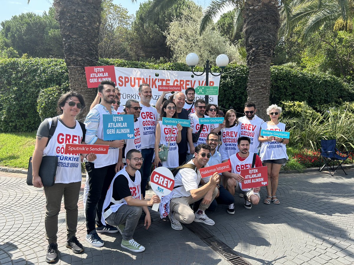 TGS_org_tr's tweet photo. 🚩Grev pankartımızı #Sputnik ofisleri önüne astık. 

Ne istiyoruz?
📍Adil bir ücret,
📍Atılan üyelerimizin işe geri alınması 

Birlik ve kararlılık kazanacak. Biz kazanacağız! 

#SputnikeSendika 
#SputnikGrevde https://t.co/t68Jxe1rGZ