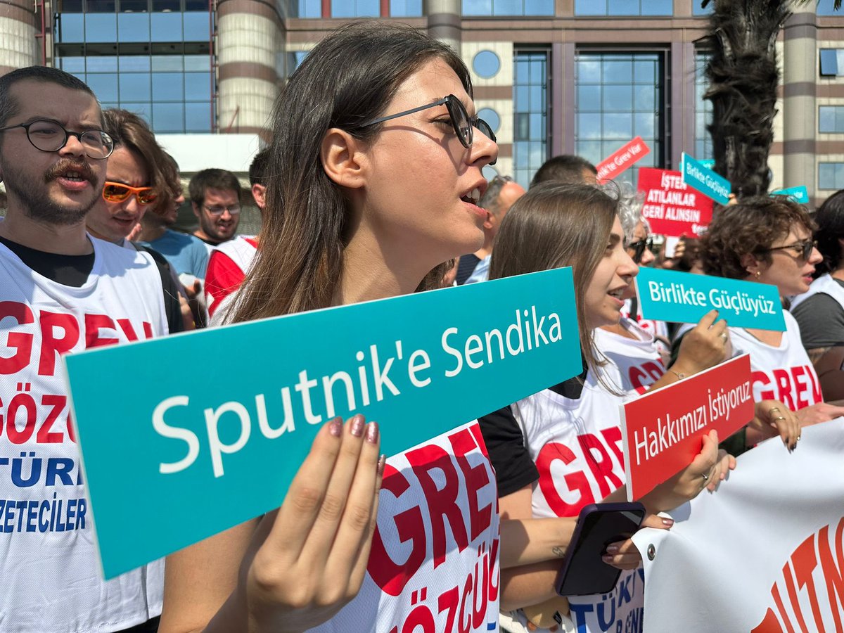 TGS_org_tr's tweet photo. 🚩Grev pankartımızı #Sputnik ofisleri önüne astık. 

Ne istiyoruz?
📍Adil bir ücret,
📍Atılan üyelerimizin işe geri alınması 

Birlik ve kararlılık kazanacak. Biz kazanacağız! 

#SputnikeSendika 
#SputnikGrevde https://t.co/t68Jxe1rGZ
