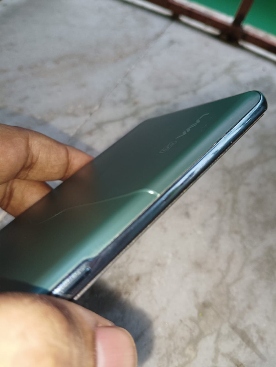 Pushkar1670074's tweet photo. If this perfection of a crack can be made by a human while dropping or even by bending it and breaking or by any magical sort, I think then nothing is impossible for a man to do in this world.
Lava team really needs to learn science and how things work https://t.co/lfO4lb4EWC
