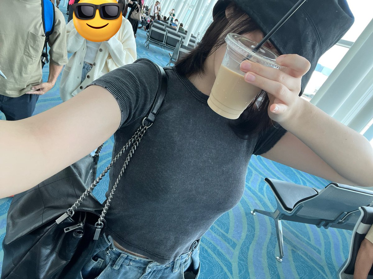 #きゅるん 

台湾行く時の写真なんだけど、スッピンの隠し方かっこよくない？