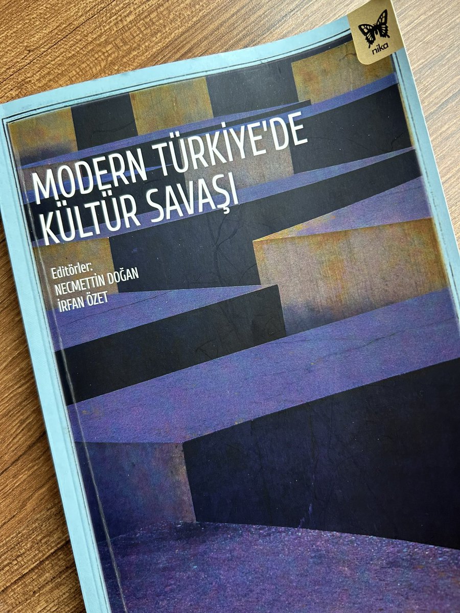 Kültür savaşı kavramını tarihsel arkaplanıyla &amp; dünyadan örnekleriyle  inceleyen, eleştirel olarak tartışan kitabımız çıktı çıkıyor. Değerli editör hocalarımıza çok teşekkür ederim. Başta öğrenciler olmak üzere ilgilenen herkese keyifli okumalar:)