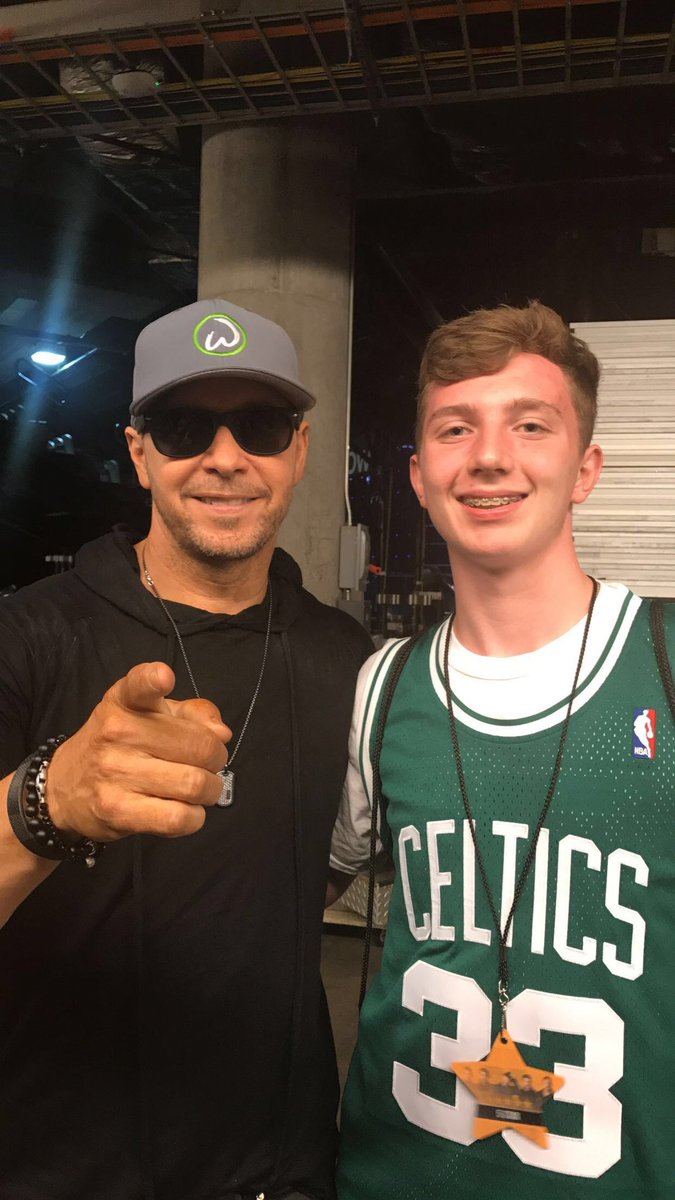 gluv1976's tweet photo. @DonnieWahlberg Happy birthday to the man, the role model step father and husband, the Emcee, the energy, the good feelings and vibes man, the man that keeps BH’s going and thriving. You are so loved. And we know you love us. #LoveEternal https://t.co/pbQzbpI2aD