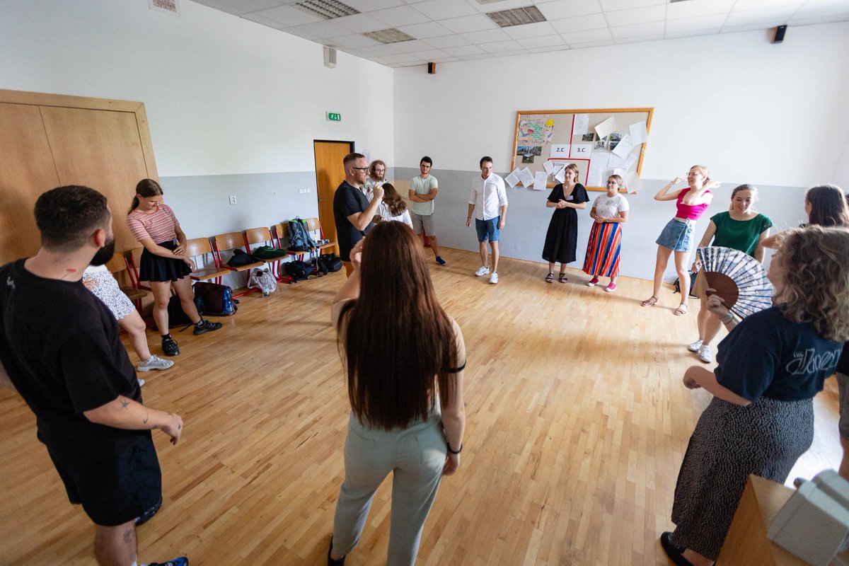 LZS_official's tweet photo. Nuda tu rozhodně není. Často vlastně, jako v každé správné redakci, vůbec nestíháme🤷‍♀️ I když vyfotit se na nějakou tu památku a promo, to zase jo. 😉#lzs2023 ❤️✌️ https://t.co/uqFXXC1aPd