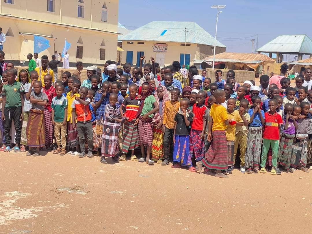 RadioMuqdisho's tweet photo. #PICTURES: Residents of #Bahdo town in #Galmudug State have held today a rally in support of ongoing operations to liberate districts and villages in the region that remain under #Alshabab terrorists control. https://t.co/CCQF4eePIQ