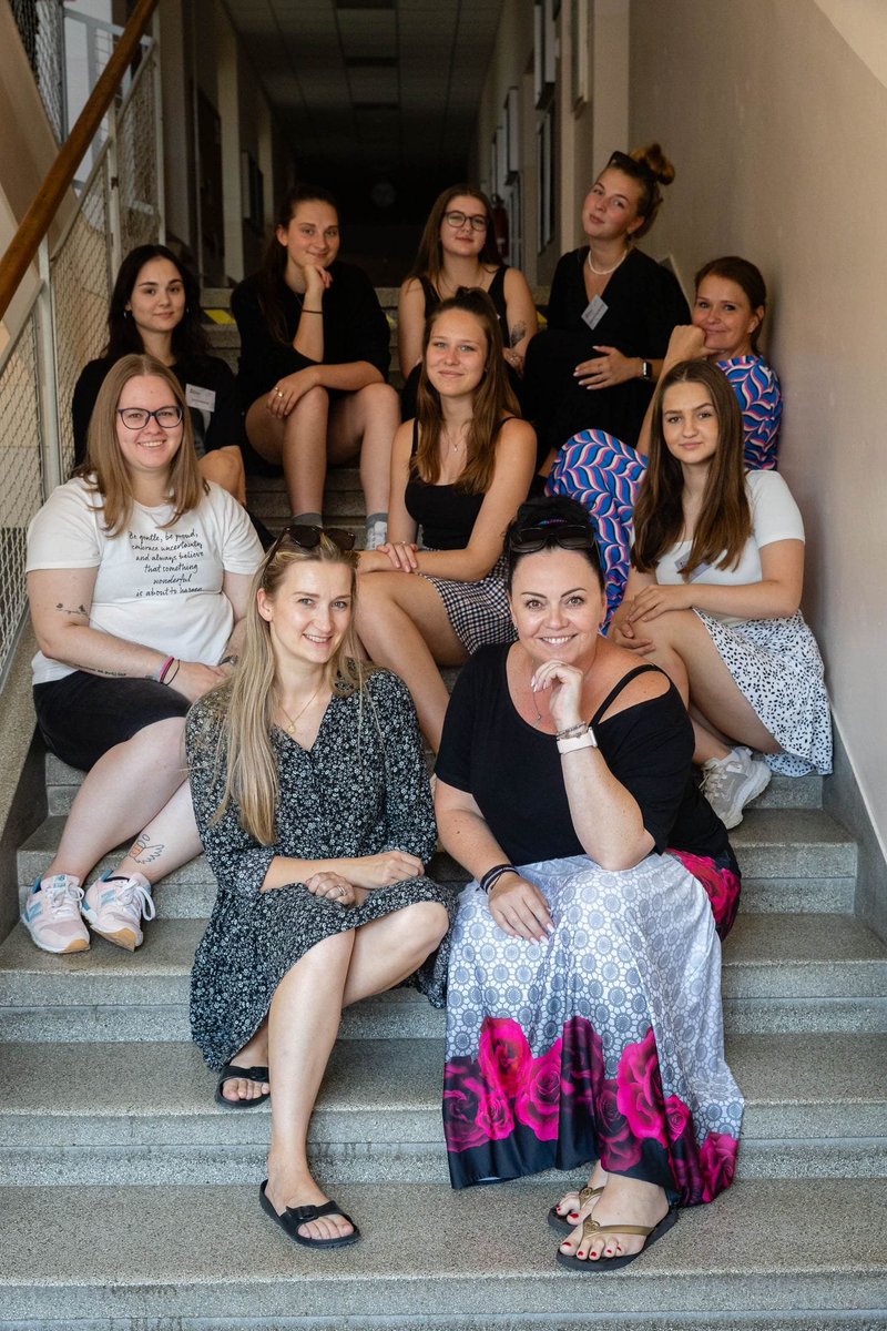 LZS_official's tweet photo. Nuda tu rozhodně není. Často vlastně, jako v každé správné redakci, vůbec nestíháme🤷‍♀️ I když vyfotit se na nějakou tu památku a promo, to zase jo. 😉#lzs2023 ❤️✌️ https://t.co/uqFXXC1aPd