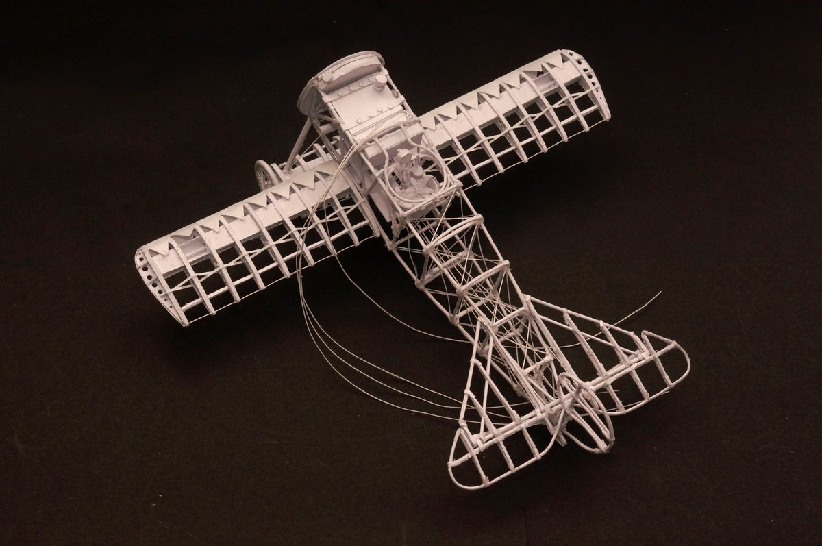 TOSHI26221's tweet photo. フォッカーDr1の1/32紙模型を厚手のコピー用紙を主な材料に作っています。主脚と車輪を作りました。次の工程は中央翼の製作です。#FokkerDr1 #Dreidecker #papermodel #papercraft #aviation #紙模型 #フルスクラッチ https://t.co/OEO6G377Ql