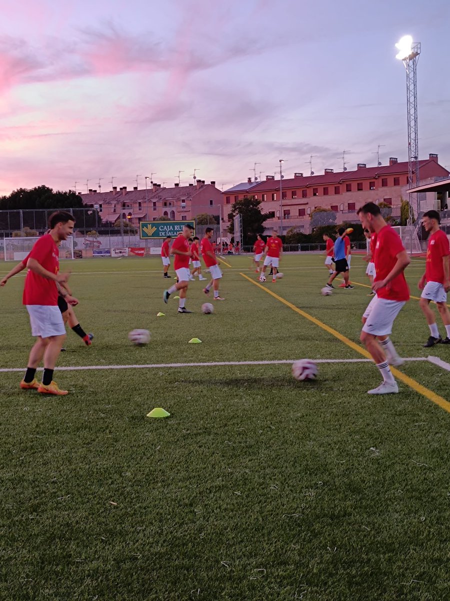 CDNavega's tweet photo. Primer entrenamiento de nuestro primer equipo ayer, que comienza una ilusionante y prometedora temporada ⚽️🔴🔥 

#Pretemporada 
#Verano2023 
#TodoalRojo https://t.co/8lmmGEeh6C