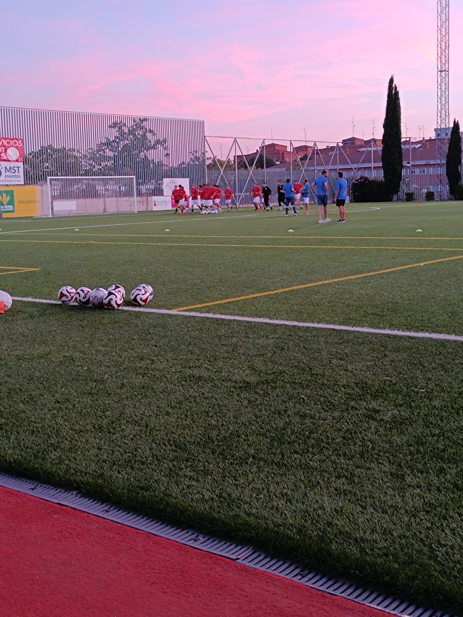 CDNavega's tweet photo. Primer entrenamiento de nuestro primer equipo ayer, que comienza una ilusionante y prometedora temporada ⚽️🔴🔥 

#Pretemporada 
#Verano2023 
#TodoalRojo https://t.co/8lmmGEeh6C