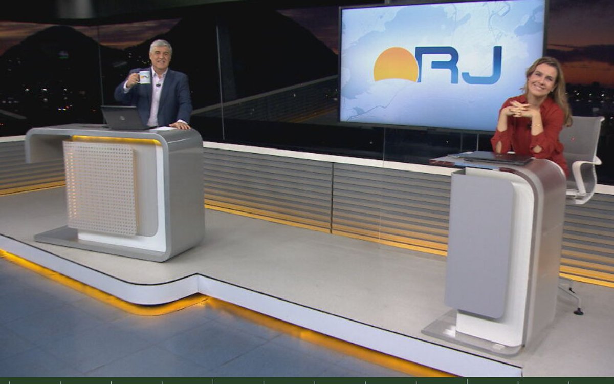 #BDRJ entrando no ar às 6h com <a href="/flaviofachel/">flaviofachel</a> e <a href="/silvanaramiro/">Silvana Ramiro</a>, já nos últimos preparativos no estúdio. Loffredo fala da classificação do Flamengo pra final da Copa do Brasil. E tem o fato ou fake!