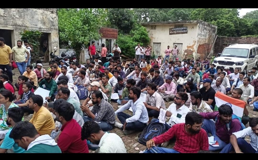 आज बीटीसी वालो का दोगलापन और स्वार्थ इतना बढ़ गया है किआज एससीईआरटी लखनऊ में होने वालें बीएडअभ्यर्थियों के धरने की फोटो और वीडियो में अपनी नेतागिरी चमका रहे है।खुद में कुछ करने की दम नही है घर बैठ के बीएड का विरोध कर रहे है।शर्म करना चाहिए
#WeWantOrdinanceForBED 
#WeWantBEDinPRT