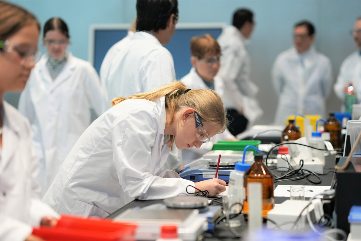 ConradinCramer's tweet photo. 30 Jahre #SchoolLab 🔬 Gestern haben wir die neuen Räumlichkeiten auf dem @Novartis Campus eröffnet. Hier können Schülerinnen, Schüler und Fachkräfte von morgen nach Herzenslust tüfteln und experimentieren. Und ihre Leidenschaft für naturwissenschaftliche Berufe entdecken. https://t.co/zSq8MlJY97