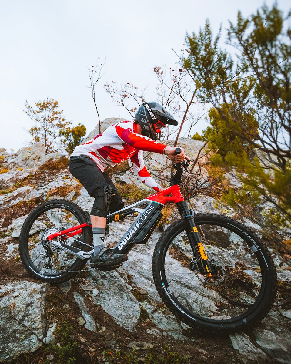 DucatiMotor's tweet photo. The best of Downhill carries the TK-01RR name.
Are you enduro-oriented enough to take this E-Bike for a ride?
Discover more: https://t.co/gbimfD4AQm
#EBike #Ducati #TK01RR https://t.co/lhsFdTzjjR