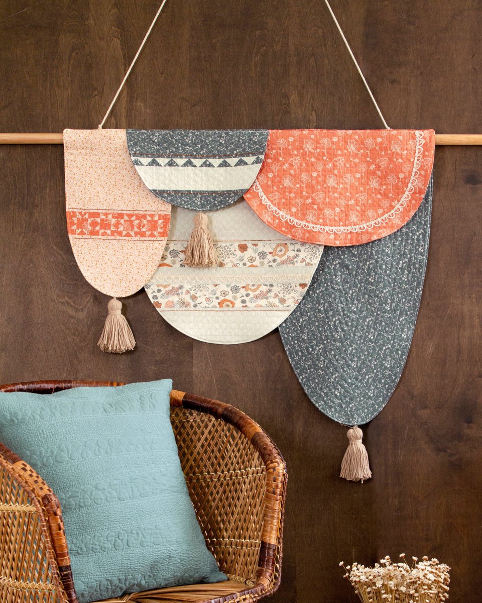 ArtGalleryFab's tweet photo. 🏡Behold this stunning quilted wall art, made by @carolsmilesquilts featuring prints from @quilters_candy's "Road to Round Top" collection. 

Find this project in our lookbook! https://t.co/lWRRUtdOed

#ArtGalleryFabrics #QuiltedWallArt #AGFRoadToRoundtop #WallArt https://t.co/40rH2WAEAG