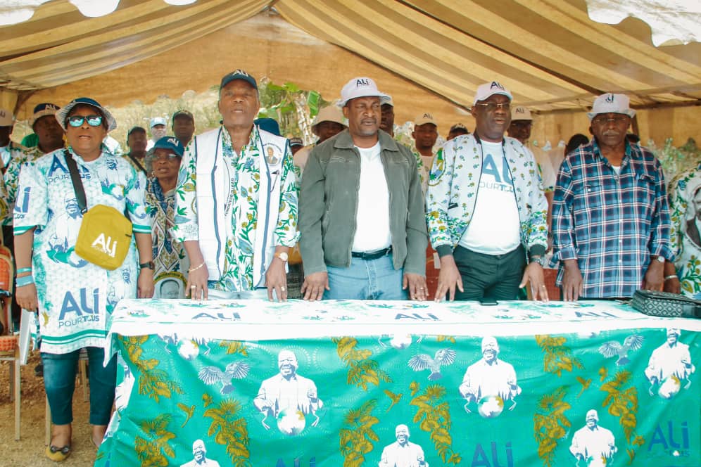SecrtariatProv1's tweet photo. ➡️ #PDG_KOMO_MONDAH
Les étapes d'ELONG EKO et NZAMALIGUE le 15/08/2023 pour la campagne présidentielle. Le mot d'ordre martelé par les candidats OBIANG NGUEMA et CHRISTOPHE NZE MBA aux populations est la VICTOIRE par K.O d'ABO. 
#AliPourTous
#PDG2R_en_action https://t.co/4X1sxX7RXG