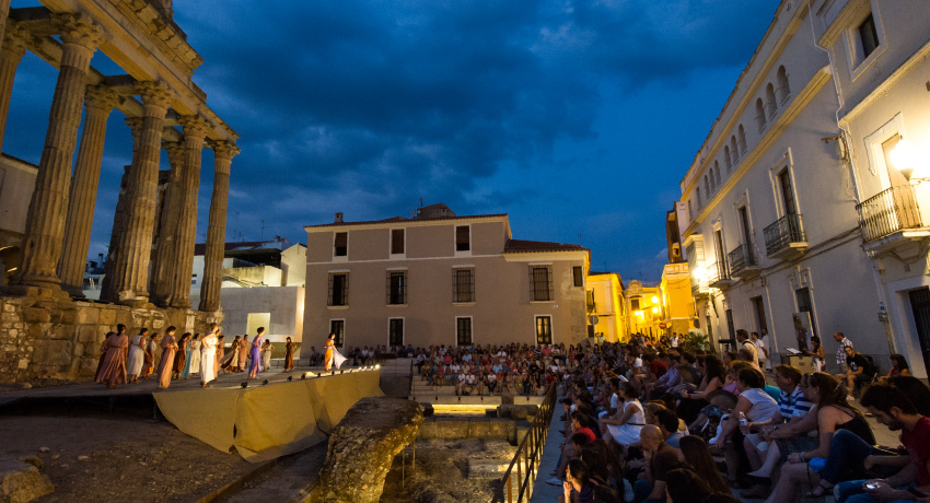 Festival_Merida's tweet photo. 🟠 #Actividades: Estos días descansan las representaciones del #TeatroRomano, así que aprovecha y disfruta del resto de #actividades de #Merida69

🏛️Exposiciones, cuentacuentos, pasacalles, ¡y mucho más!

@JCimarro @_PENTACION_ ✨

https://t.co/tfetePAug8 https://t.co/WY6YDiniyS