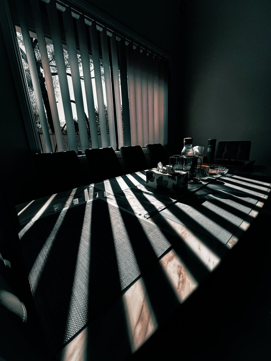 YsoSersY's tweet image. There's nothing wrong with occasionally staring out the window and thinking nonsense, as long as the nonsense is yours… 
#randomshot #Favouritepartofhome