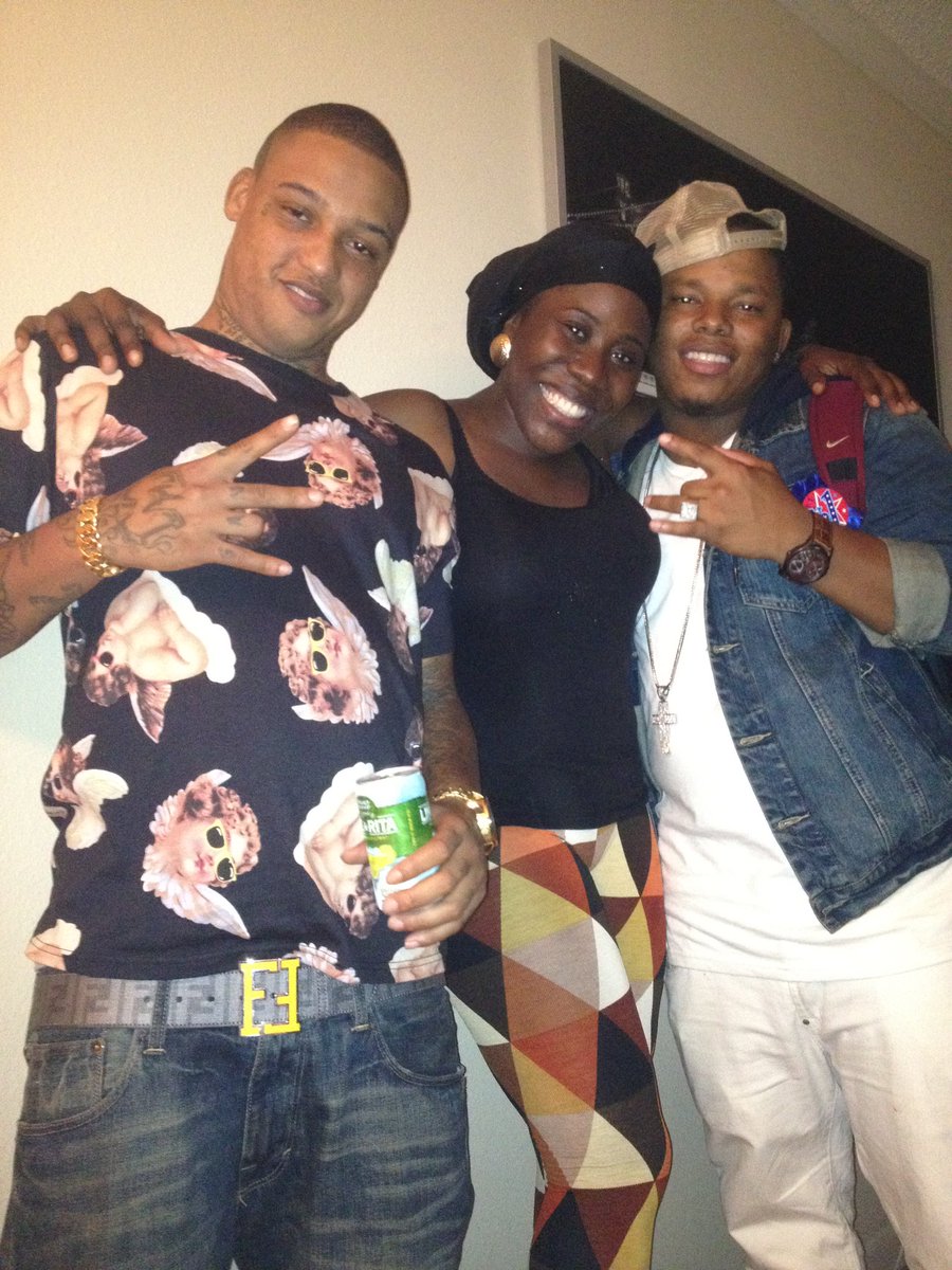om_and_ankhs's tweet photo. Me: 🗣️ “Rodriqueiz Smith!” 😝🥰😂
RaRa: “Aye man. Chill out!” 😒
Been fighting tears & tryna keep busy since the news dropped. #RaRa #YoungCapone #DopeBoyRa
🥺Rest Up, brother 🕊️💜🌹🤲🏿
🧡🦅💙 https://t.co/SGggdMTHfW