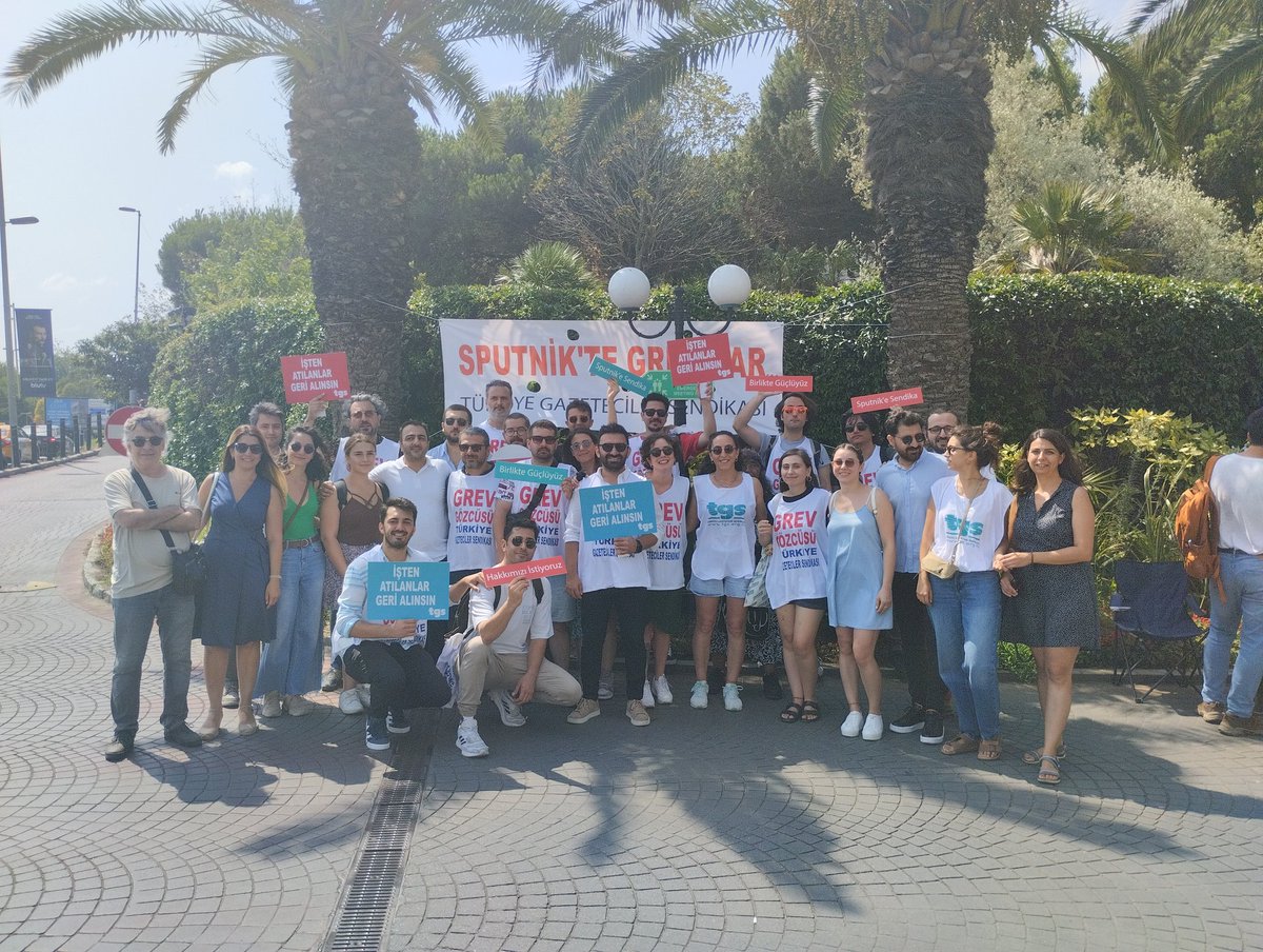 Sendikalı oldukları için işten çıkarılan Sputnik Türkiye çalışanları İstanbul Süzer Plaza ve Ankara Söğütözü Koç Kuleleri önünde greve başladı. <a href="/sputnik_TR/">Sputnik Türkiye</a> <a href="/TGS_org_tr/">Gazeteciler Sendikası</a>