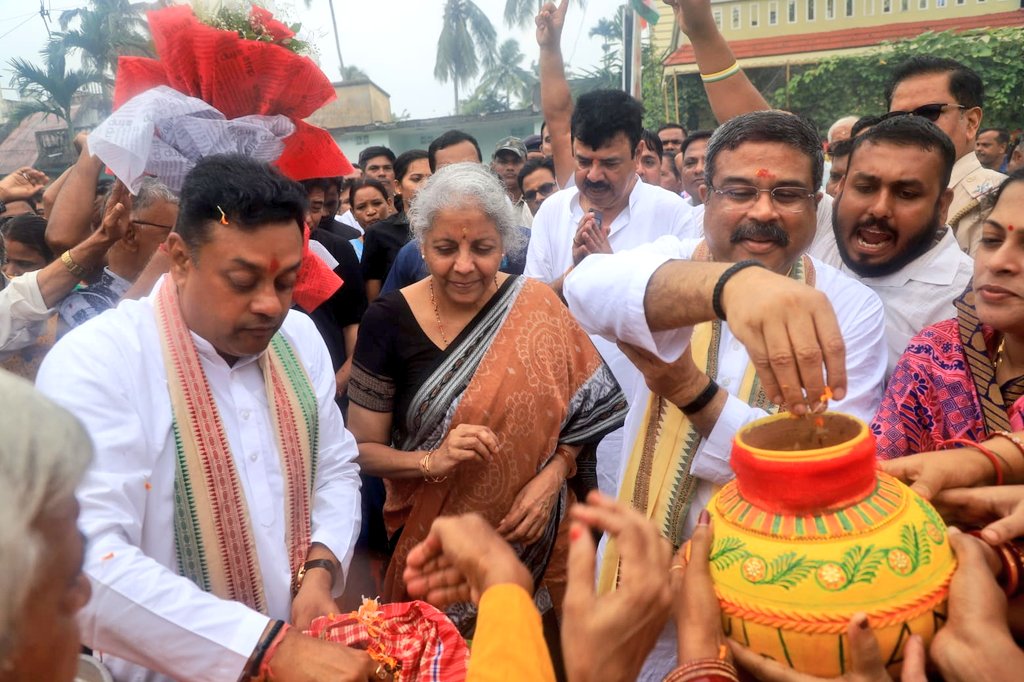 BJP4India's tweet photo. Maati Ko Naman, Veeron Ka Vandan!

Union Ministers Smt. @nsitharaman and Shri @dpradhanbjp participated in #MeriMaatiMeraDesh in Puri, Odisha.