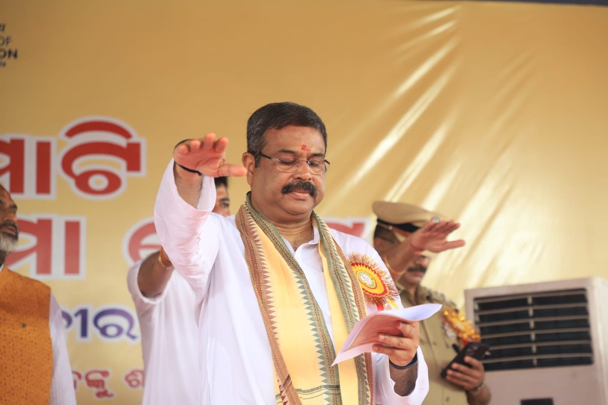 BJP4India's tweet photo. Maati Ko Naman, Veeron Ka Vandan!

Union Ministers Smt. @nsitharaman and Shri @dpradhanbjp participated in #MeriMaatiMeraDesh in Puri, Odisha.