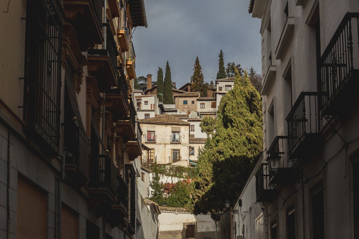 destinodecine's tweet photo. Artistas, directores y productores de cine han elegido #Granada #DestinodeCine para contar historias de reinas, escritores, policías y… asesinos. Descubre nuestro mapa de cine y recorre la ciudad siguiendo sus pasos 🔍 🎬 💛 @granadaturismo @aytogr @viveandalucia #moviemaps https://t.co/bOcWkKZCGx