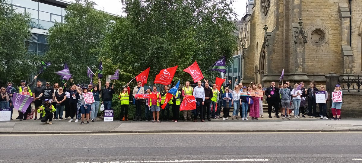 And still they came... lots and lots of @UniversityLeeds members of staff demanding #FairPayInHE and respect from management! #WereWorthMore @UoLUnison @UniteNEYH @UNISONinHE @unisonyh