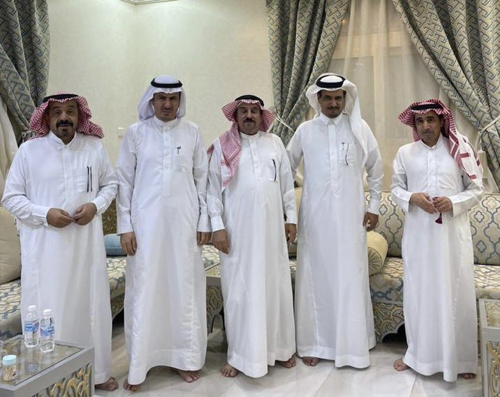 في لقاء أدبي بالطائف ليلة 1/ 2/ 1445هـ
كنا في ضيافة الباحث والصديق  
العميد سلطان بن فالح الشلوي وأخوانه
صاحب مكتبات الإكليل بالطائف ومكة المكرمة
وسعدت بتواجد الراوي المعروف 
سعدون الهرس والراوي العميد ماطر بن  تركي الخراص 
والعميد عايض بن فالح الشلوي  
وكان اجتماعاً أخوياً