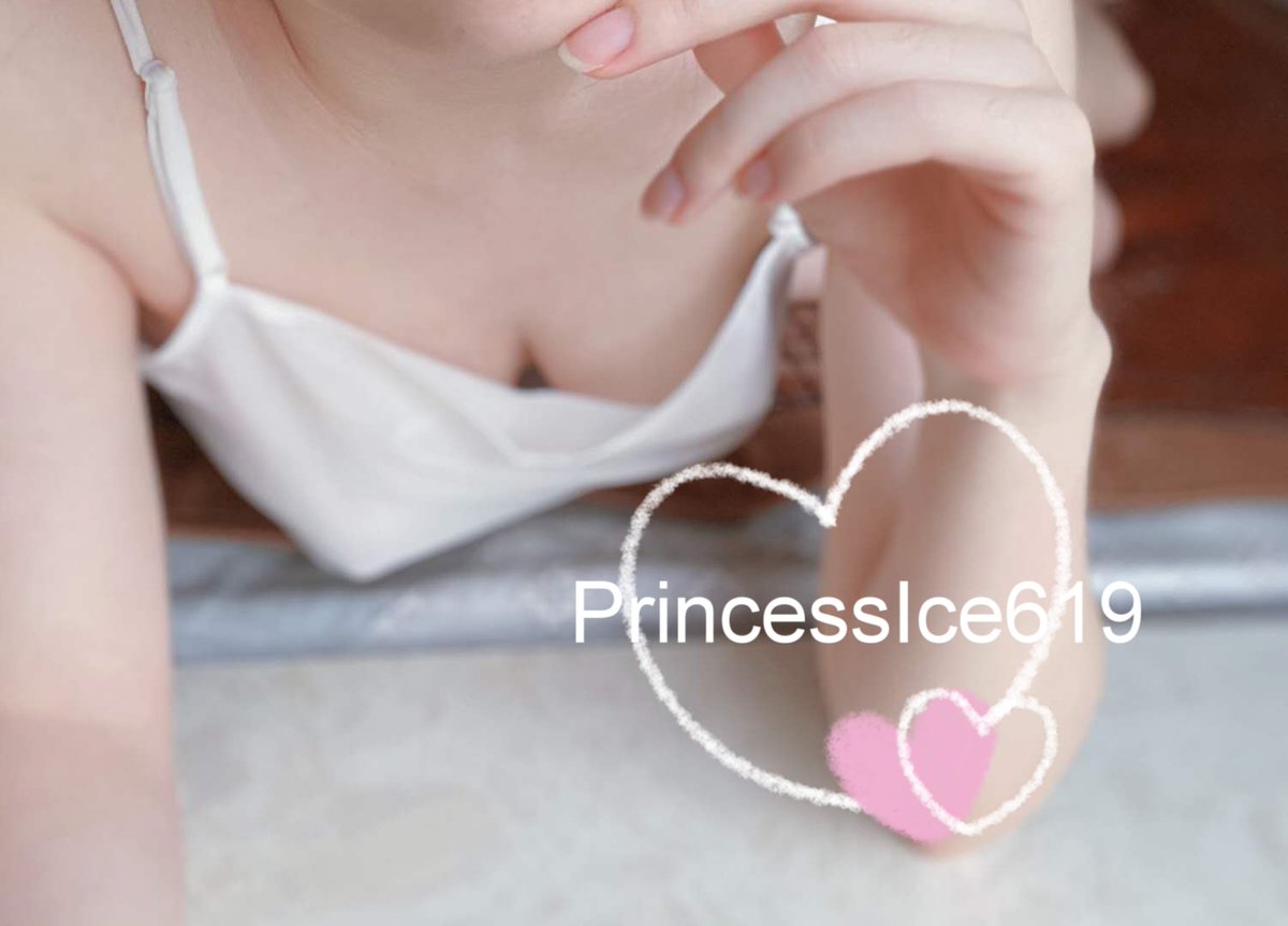 PrincessIce619's tweet photo. 最近看到好多人在讨论军训。我对军训印象最深的一件事是有一次她们训练的时候我在宿舍zw（因为我做黑板报，所以不用训练），然后突然有一个女生因为身体不舒服回来了。因为宿舍很大，所以她当时应该也没注意到我在zw，就直接去她的床上躺下了。不过当时真的特别紧张，现在想起来也还是蛮尴尬的 https://t.co/yvt0XKpLFW