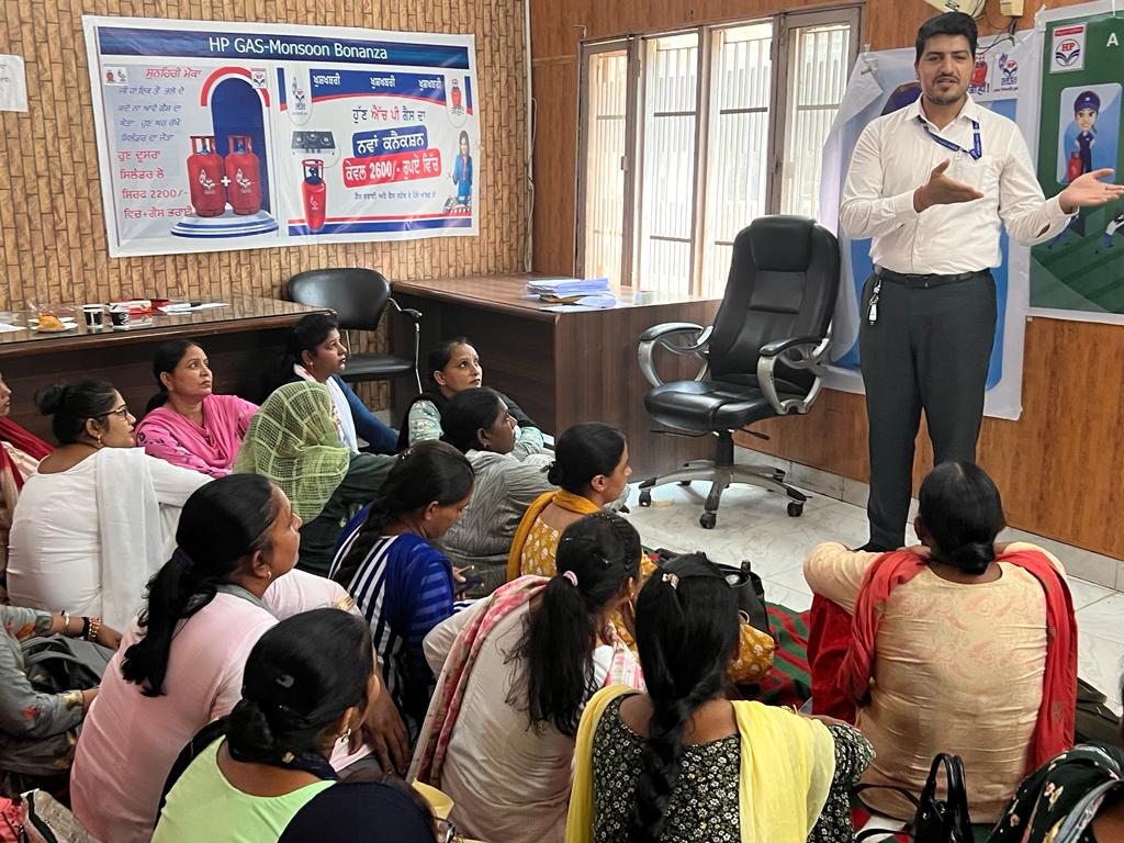Amitbarak13's tweet photo. Workshop on HP-SAKHI , with CLFs (Cluster Level Federation)  and concerned HP-Gas Distributors conducted in Majri Tehsil of SAS Nagar district.
Modalities, Roles &amp; Responsibilites of HP-SAKHI &amp;  HP-GAS Distributors were deliberated
@HPCL @Dharmendra_1967 @HpclHspr https://t.co/LL0mFJpMT7