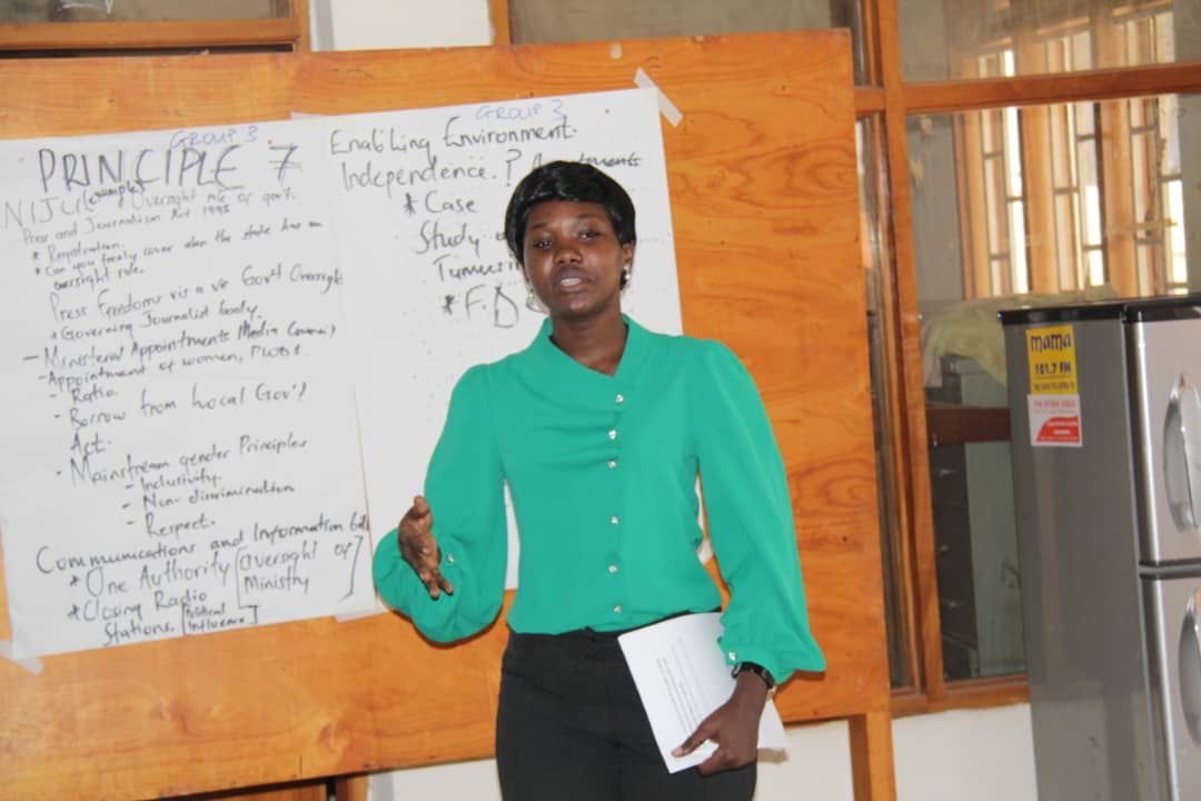 FIDA_Uganda's tweet image. 🧵

#Media  
#GenderAnalysis

This week #FIDAU had the opportunity to participate in an Analysis meeting organized by the Uganda Media Women’s Association @UMWAandMamaFM  on Gender Analysis of Draft Principles of the 2022 Information and Communications Bill.