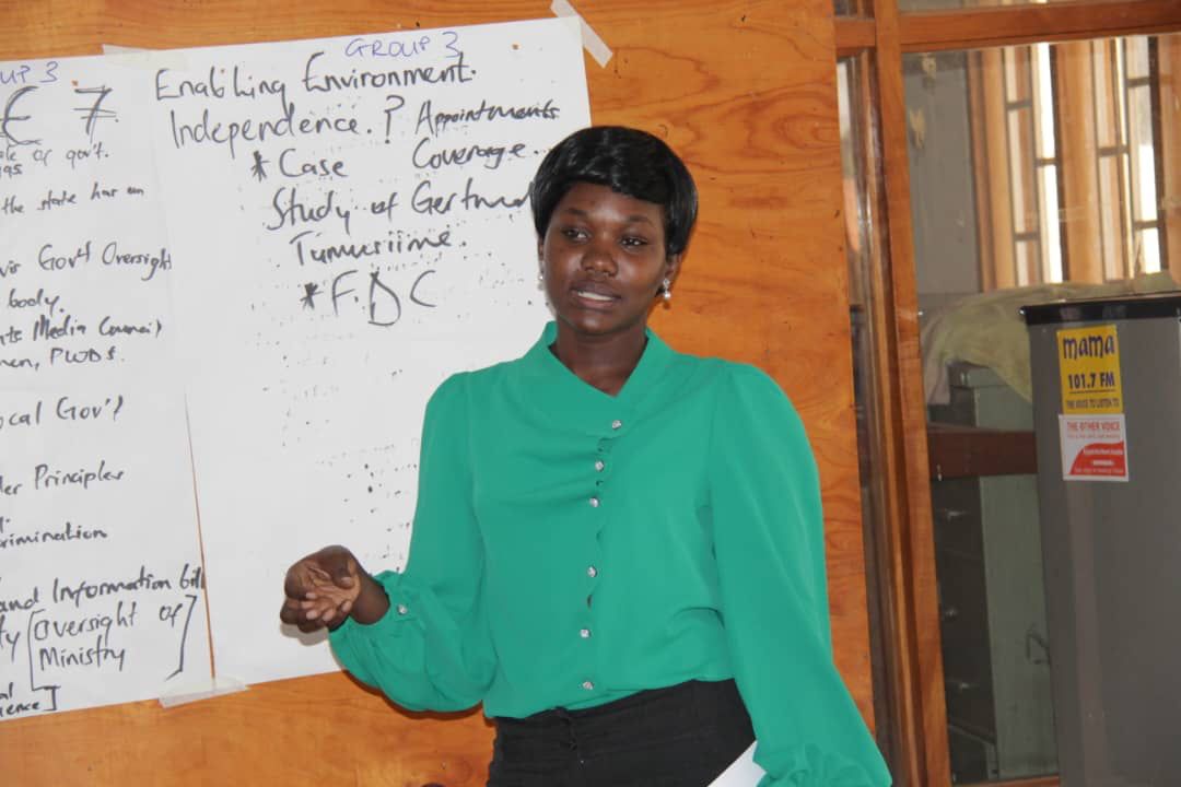 FIDA_Uganda's tweet image. 🧵

#Media  
#GenderAnalysis

This week #FIDAU had the opportunity to participate in an Analysis meeting organized by the Uganda Media Women’s Association @UMWAandMamaFM  on Gender Analysis of Draft Principles of the 2022 Information and Communications Bill.