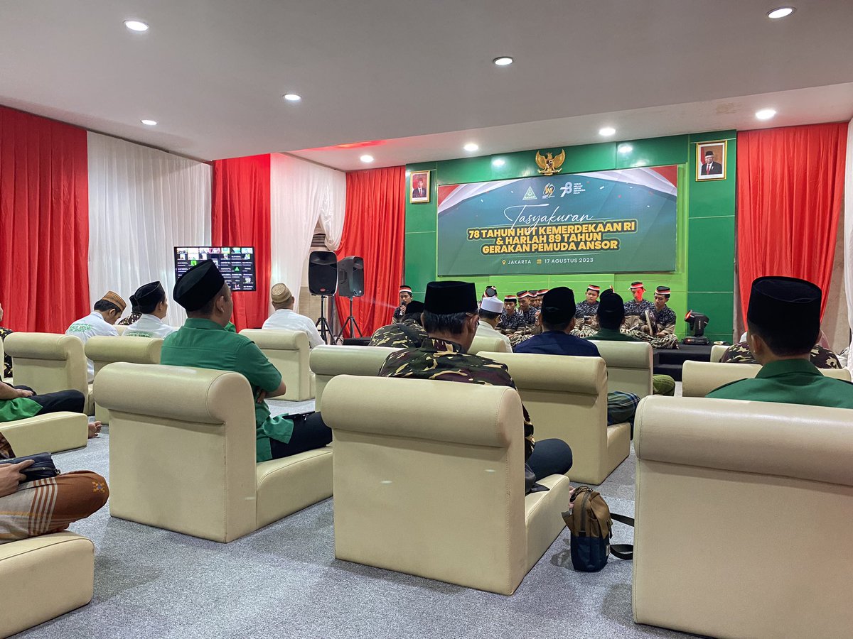 Official_Ansor's tweet photo. Menengadahkan tangan untuk langitkan doa. Sebuah syukur atas kemerdekaan Indonesia dan genapnya usia GP Ansor ke 89. 

Semoga semua yang diharapkan para pendiri dan para kader dalam semangat geraknya mendapatkan RidloNya. https://t.co/eMRNSETWQO