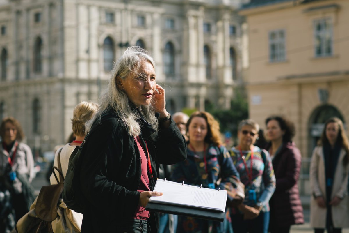 Petra Unger organisiert seit fast 30 Jahren Spaziergänge in Wien auf den Spuren der Wiener Frauengeschichte. In den letzten Jahren hat sie insgesamt 50 Routen durch die Stadt entwickelt. Der nächste Spaziergang ist am 16. September geplant. 
📷© Apollonia Theresa Bitzan