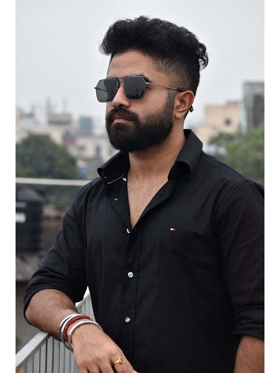 Deepsarkar_97's tweet photo. Black is always classy 😎 https://t.co/kDCwKQEOio