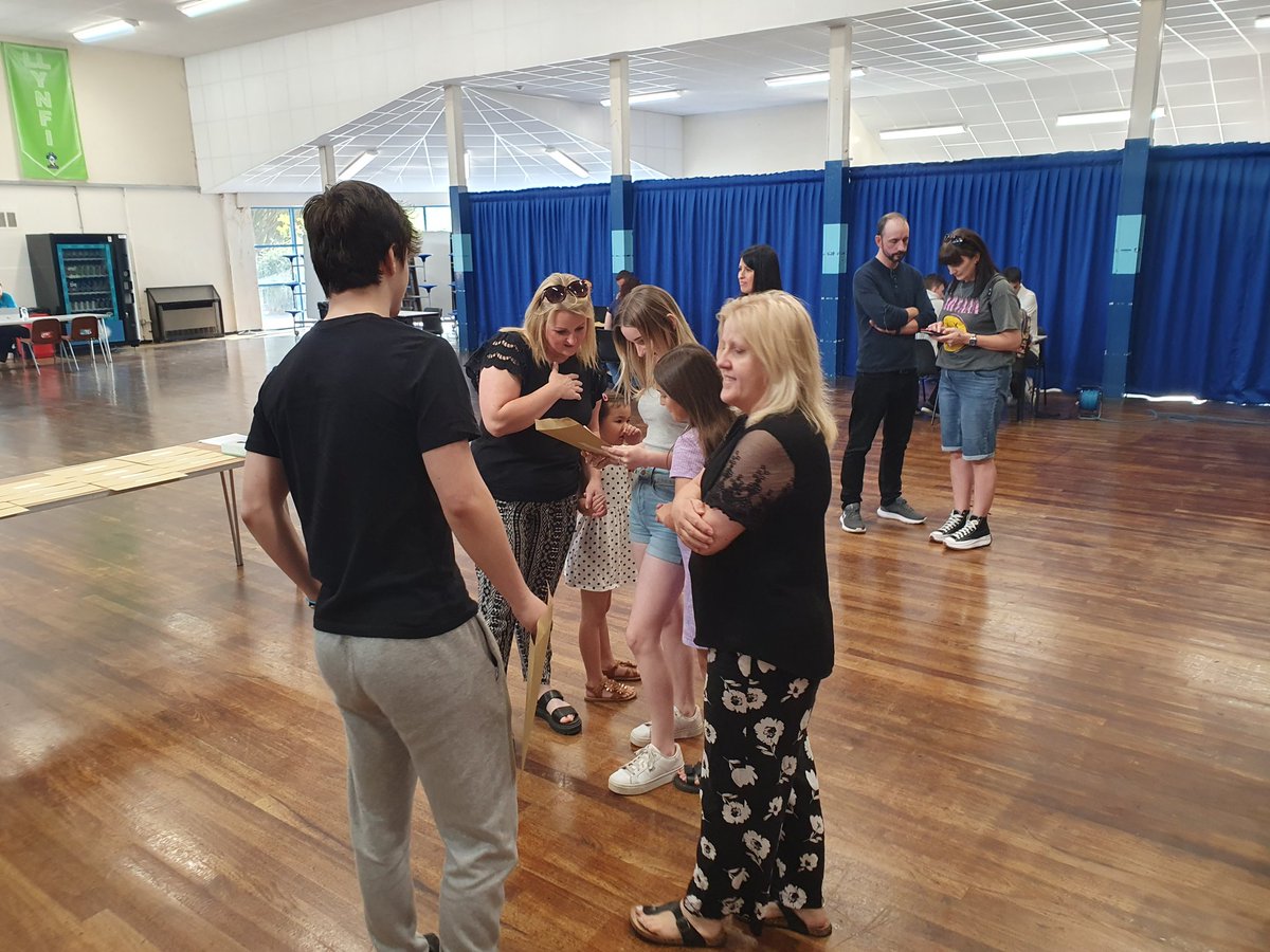 yggllangynwyd's tweet photo. Diwrnod Canlyniadau Tîm Llan Results Day
Rhai o luniau o'r bwrlwm yn neuadd yr ysgol heddiw!Llongyfarchiadau mawr i bawb!Some pictures of the hustle and bustle in the school hall today!
 #Canlyniadau #Results #TîmLlan
@BBCCymruFyw @CBSPenybont @BridgendCBC @CSCJES @6edLlangynwyd https://t.co/sAD6kUamJX