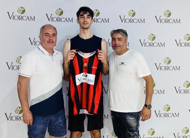 L'Arnau ja va ser jugador del club en anteriors temporades. 
Després de jugar una temporada fora de Reus, torna a vestir-se de roig-i-negre.
Jugador interior, on serà clau que sumi des de la seva intimidació, reboteig i anotació. 
Bentornat!