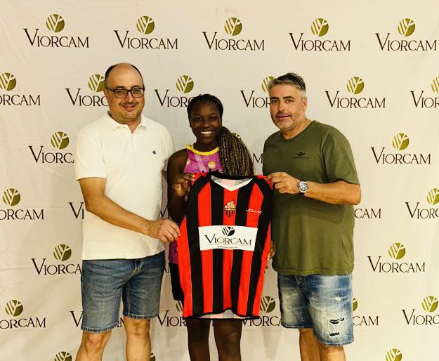 Anunciem la incorporació de Tara Tangara.
La Tara aportarà força, verticalitat i dinamisme a la línia exterior del primer equip. És una jugadora amb gran polivalència i capacitat defensiva. Estem molt contents de poder comptar amb tu. 
Benvinguda a casa, Tara!