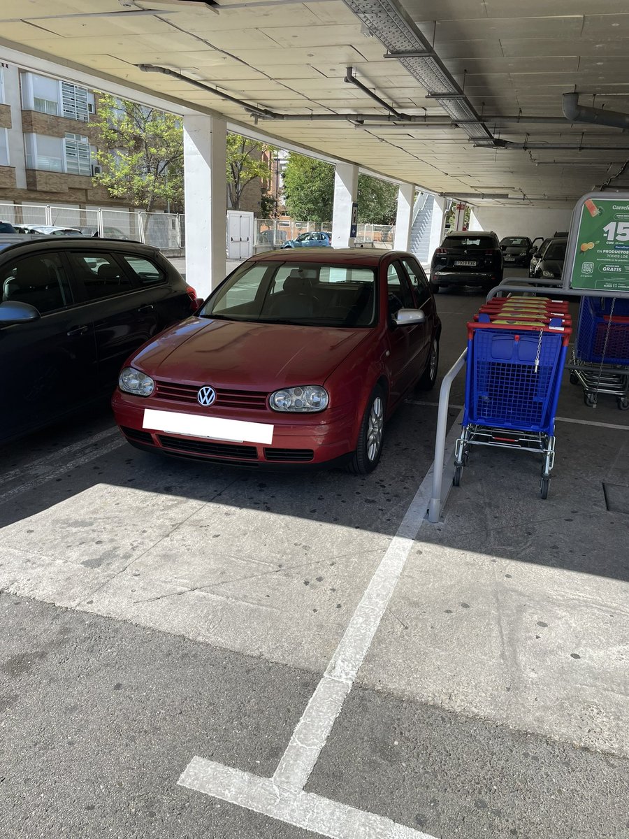 Volvemos con un clásico del parking de <a href="/CarrefourES/">Carrefour España</a> , un #aparcascomoelculo que ocupa dos plazas de parking. ¿Será que le tiene miedo al sol? 🤔