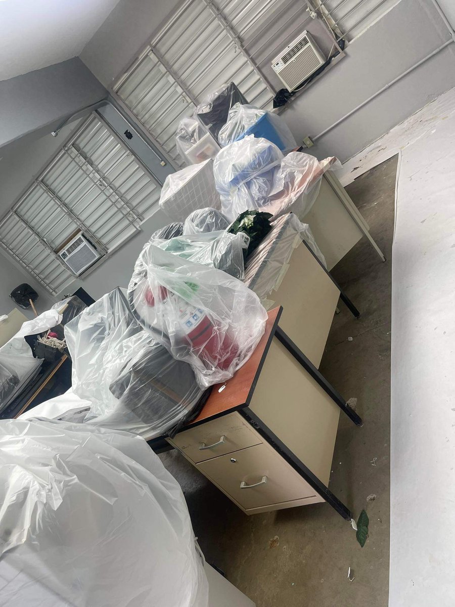 jmortizpr's tweet photo. Esta es mi escuela superior ayer (1er día de clases). La Maestro Ladí en Vega Alta. La insensibilidad del gobierno de Pierluisi y el PNP siempre queda “retratá”. Permitir que nuestros niños y jóvenes sean recibidos por escuelas en estas condiciones es una irresponsabilidad; máxime cuando todos los días alardean con los miles de millones que el ELA ha recibido en los últimos años. Ya no es cuestión de recursos; es reflejo de incapacidad e insensibilidad.