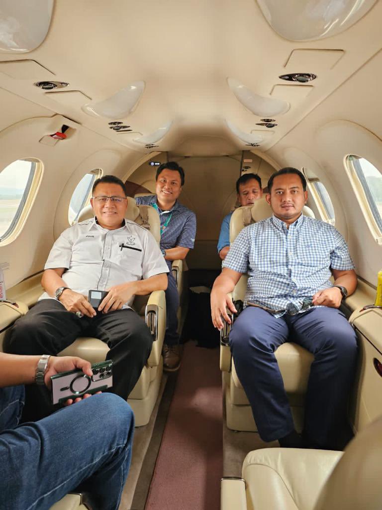 HFcliq's tweet photo. Mungkin inilah gambar terakhir mereka 😭#N28JV #Elmina #Flightcrashed https://t.co/9mfLpm7bNb