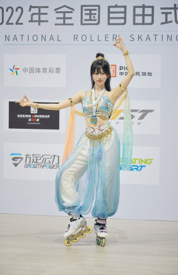 iShandong's tweet photo. Qin Yuqing, a college student from #Shandong, went viral for her stunning performance incorporating skating and Chinese culture. Drawing inspiration from the murals of #Dunhuang's Mogao Grottoes, she beautifully brought to life the essence of a "flying fairy". #AmazingPeopleInSD https://t.co/pNRFb1lOK6