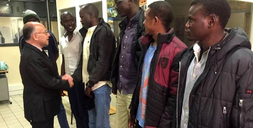 laurent_daniel's tweet image. Tu as été, la Cazeneuve,maire de Cherbourg pendant 11 ans,puis ministre de l’Intérieur durant 2 ans et 8 mois. Durant tout ce temps,tu n’as fait qu’accueillir les migrants et les clandestins,et leur serrer la main.
Ne te rappelles-tu pas avoir serré la main à un certain Oumar ?