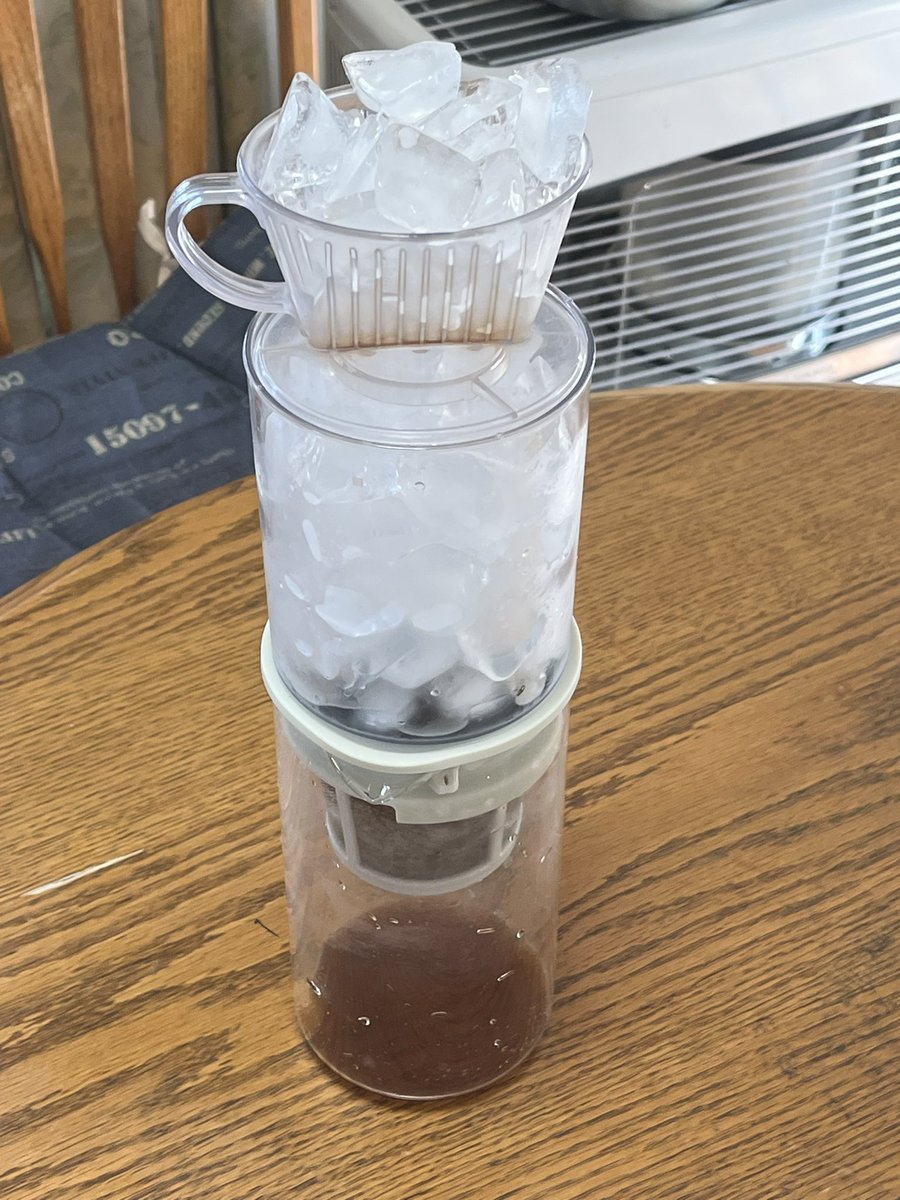 NotenPaira's tweet photo. 何やらうまいときいたので、氷だしコーヒーなるものに挑戦してみる。
HARIOの水出しコーヒー用のウォーターに氷を詰めてやってみます。たぶんうまくいくはず。☕️🫘🧊
#ドリップ
#IceBrew https://t.co/Tx9QOqPDId