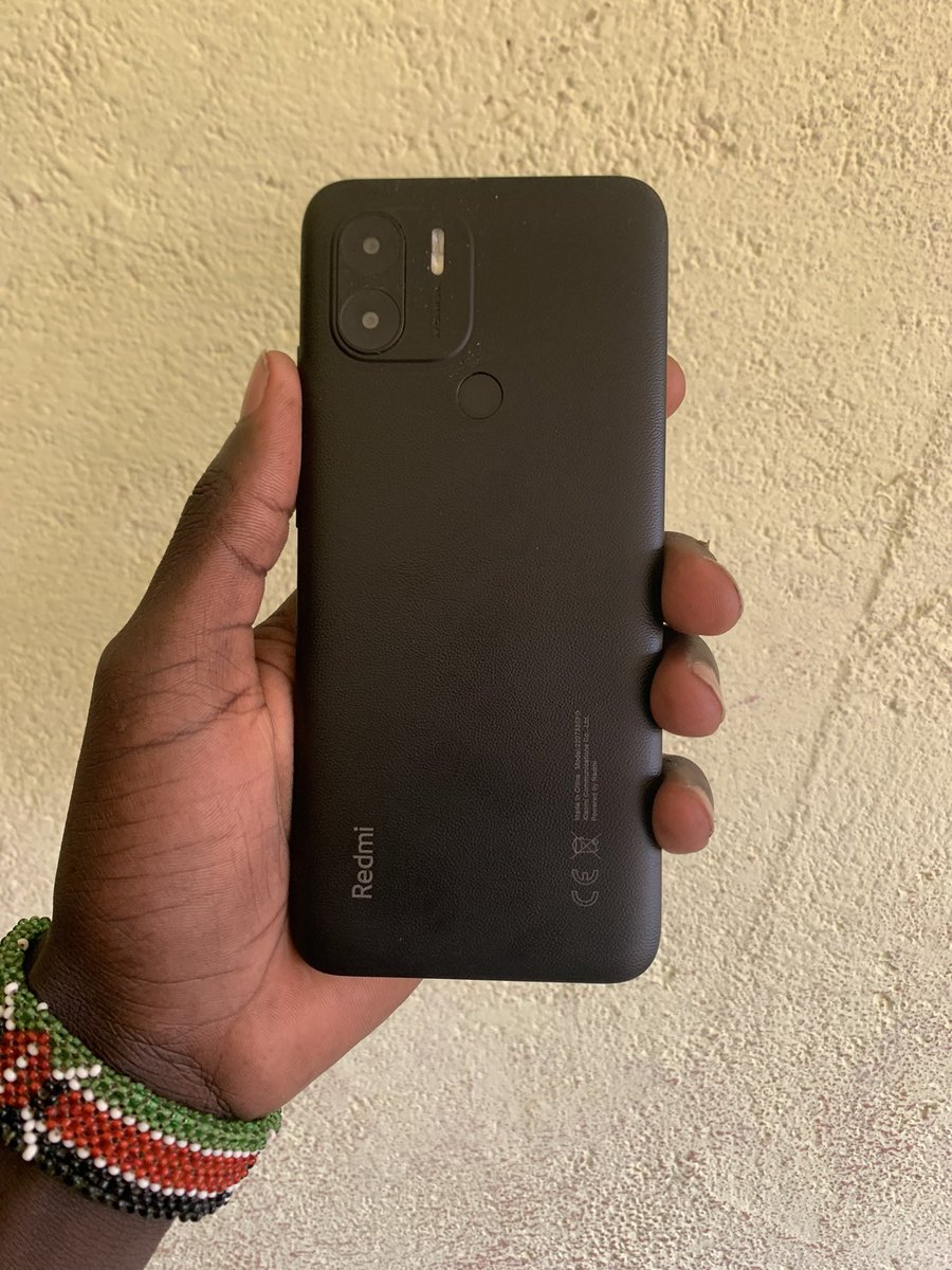 After acquiring 3500retweets on my pinned tweet, i’ll give out this Redmi phone to one random person on Saturday,you just got to tell me why i should give it to you😁